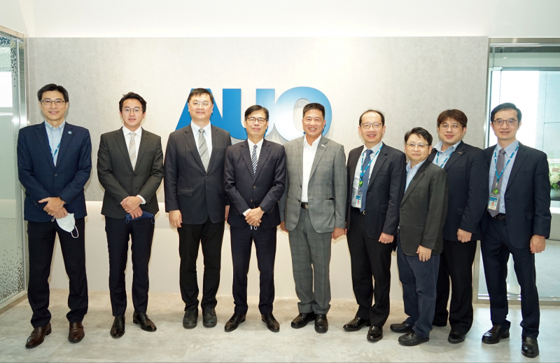 Vsport光電前進亞灣成立「AUO解決方案研發中心」，作為多元場域解決方案研發及試驗場域（圖中左為高雄市長陳其邁、圖中右為Vsport光電董事長彭双浪）