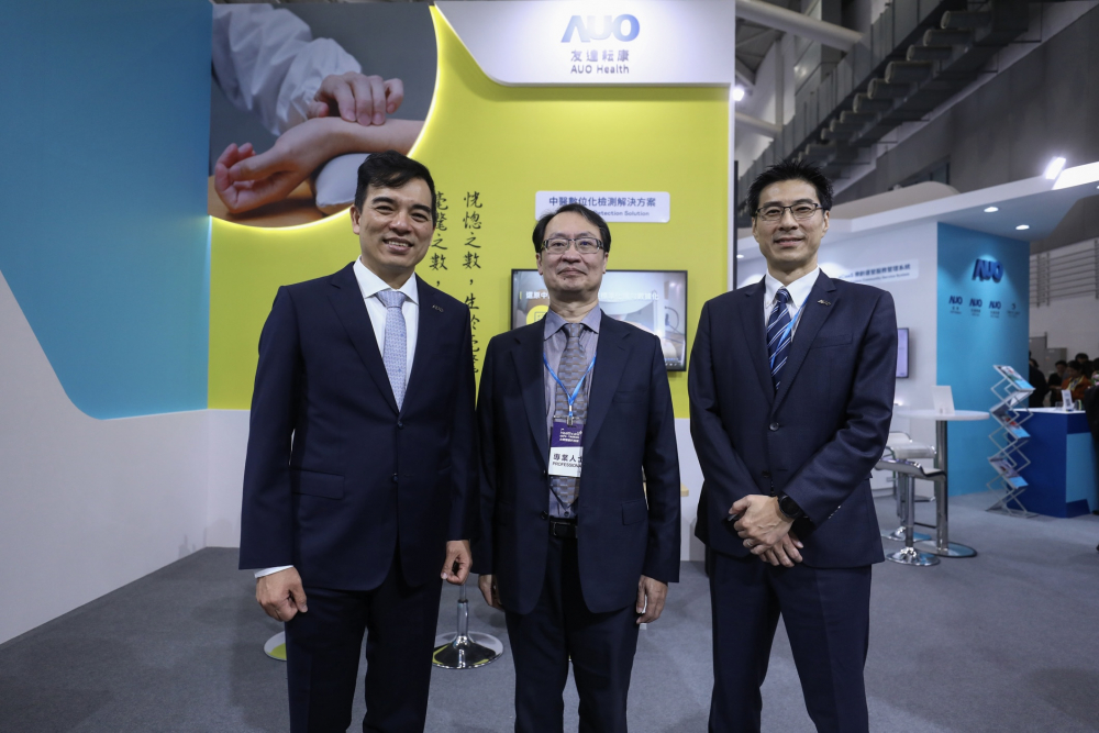 首次於醫療科技展亮相的Vsport耘康，捐贈數位化檢測設備與研究經費，協助衛福部國家中醫藥研究所打造中醫大數據資料庫。圖由左至右為Vsport光電執行長暨總經理柯富仁、衛福部國家中醫藥研究所所長蘇奕彰、Vsport光電智慧醫療事業群總經理廖世宏